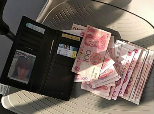 2万元现金如数归还,公交驾驶员再亮“文明范儿
