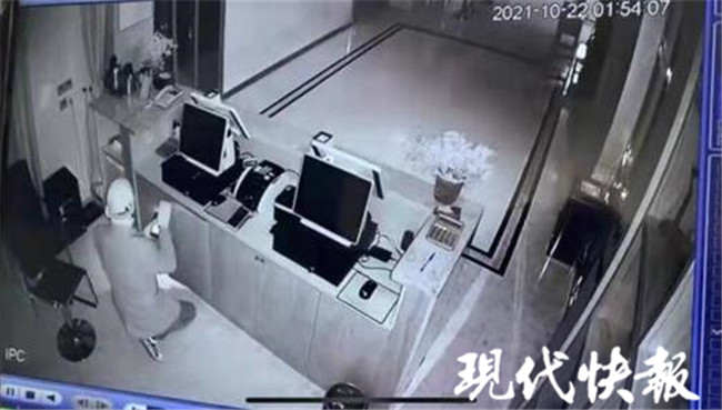 蹲草丛、换衣服、扔电动车,男子盗窃后绕行7个小时跑了20多公里