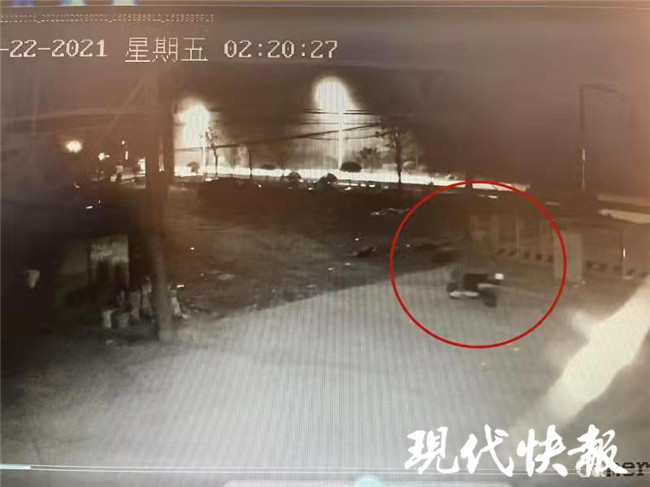 蹲草丛、换衣服、扔电动车，男子盗窃后绕行7个小时跑了20多公里