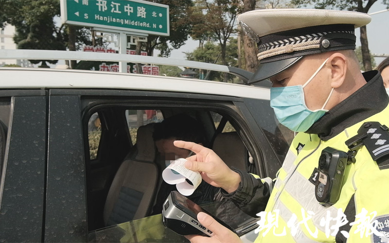 后排乘员不系安全带，扬州开出首张罚单