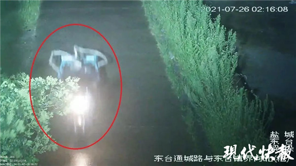男子搬走公厕3台空调:家里装修要用