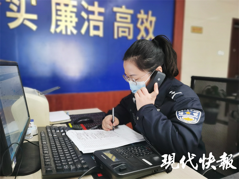 破防了！小姐弟睡在派出所大厅凉椅上，没去打搅妈妈工作