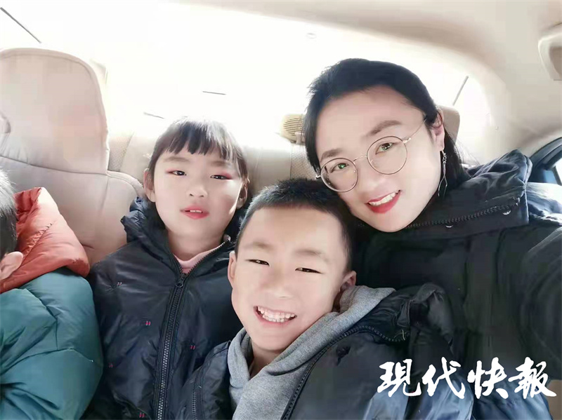 破防了！小姐弟睡在派出所大厅凉椅上，没去打搅妈妈工作
