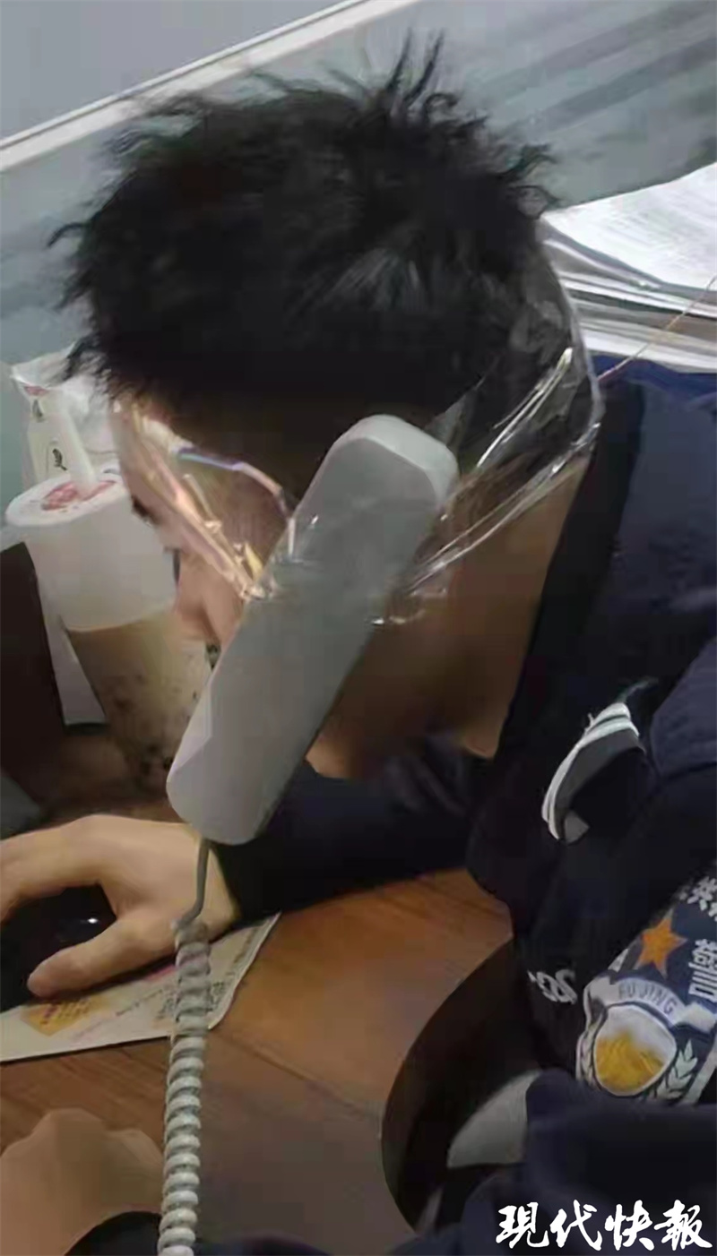 徐州警辅头缠胶带固定电话听筒,温暖了一座城