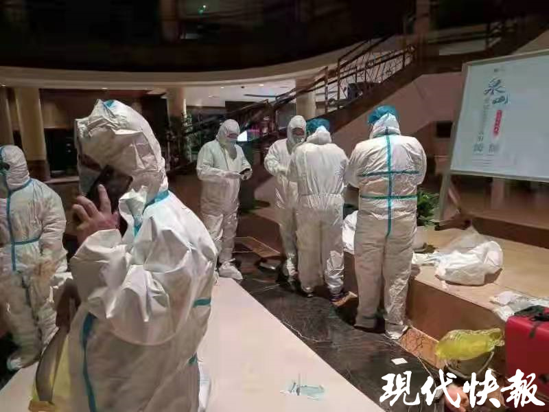 徐州警辅头缠胶带固定电话听筒，温暖了一座城