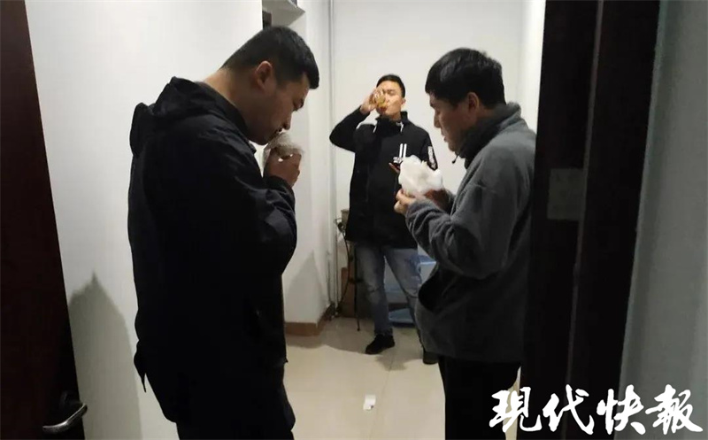 民警连续9小时蹲守抓逃犯，老奶奶送来干粮