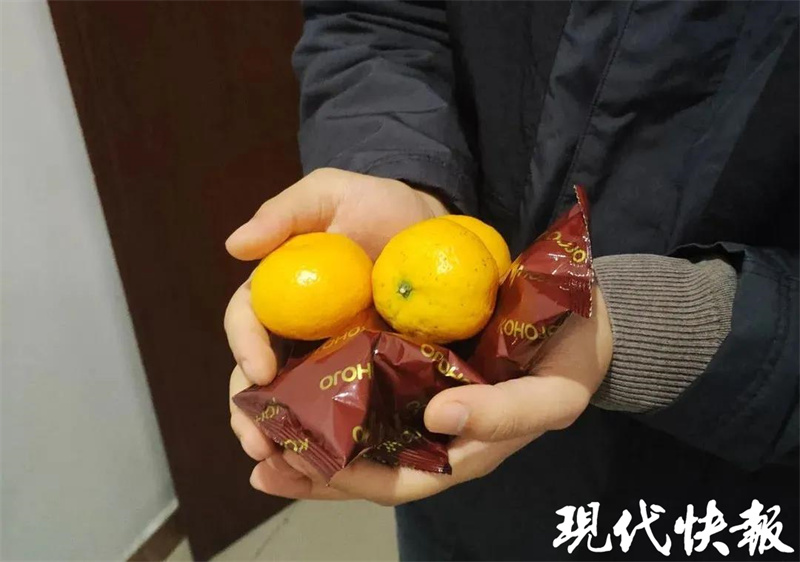 民警连续9小时蹲守抓逃犯，老奶奶送来干粮