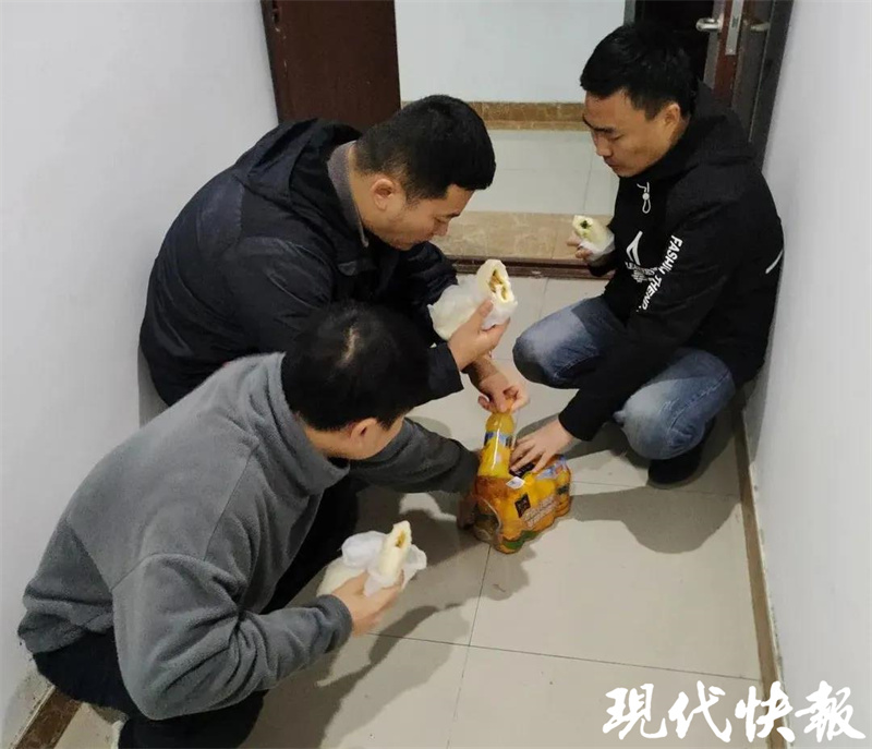民警连续9小时蹲守抓逃犯，老奶奶送来干粮