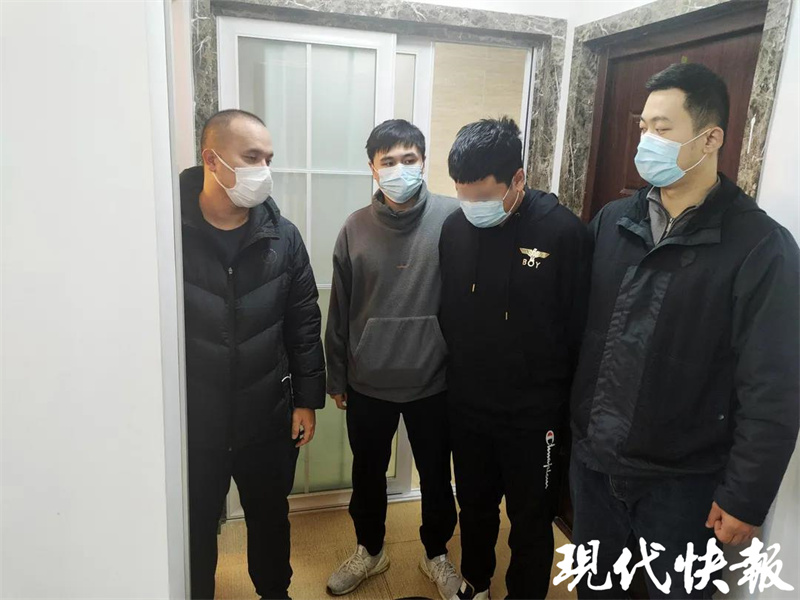 民警连续9小时蹲守抓逃犯，老奶奶送来干粮