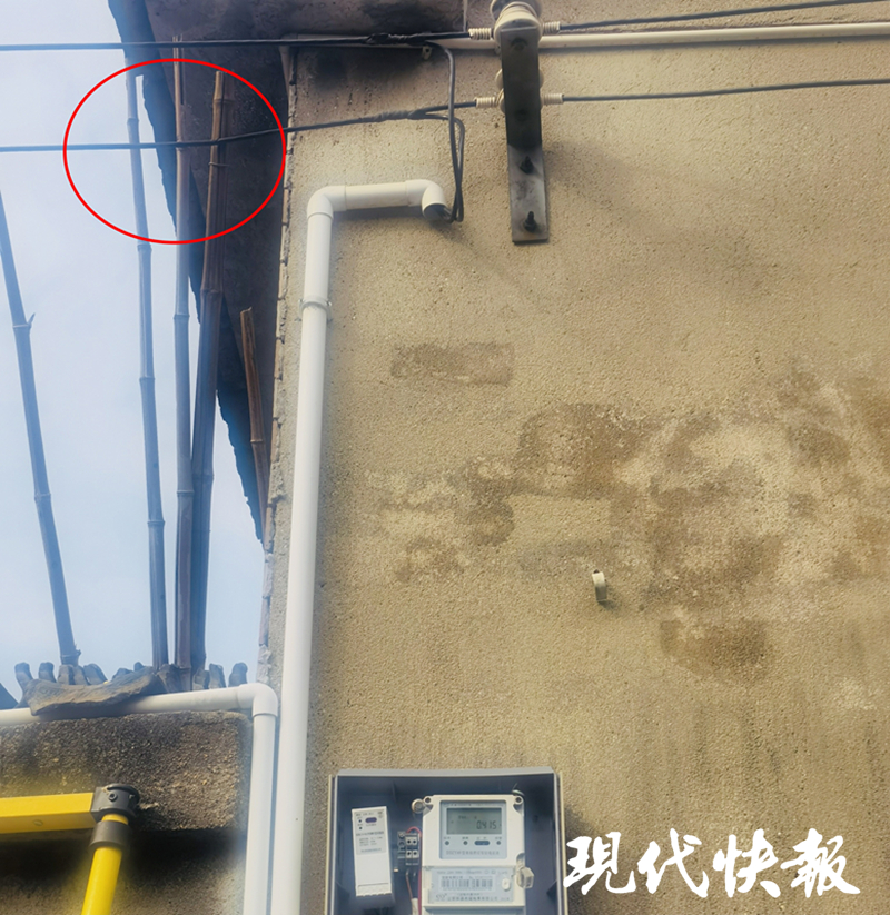 自以为聪明,男子掏空竹竿穿线“偷电”