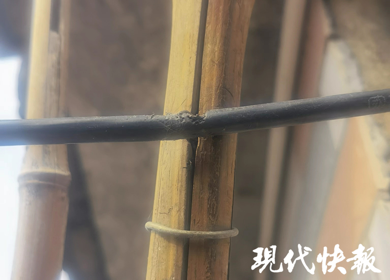 自以为聪明，男子掏空竹竿穿线“偷电”