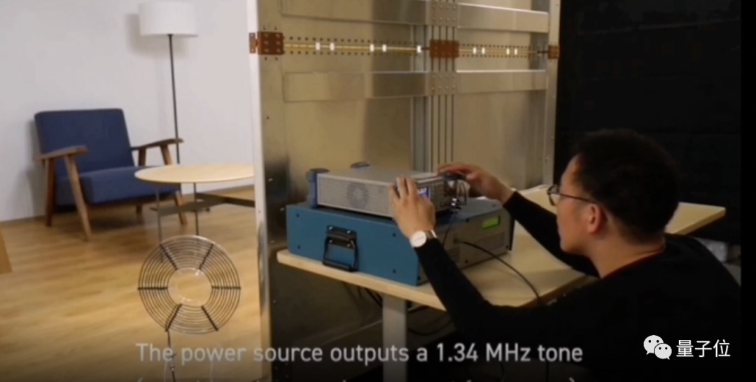 日本搞出奇妙充电屋：坐在任意位置都能隔空充电，功率达 50W