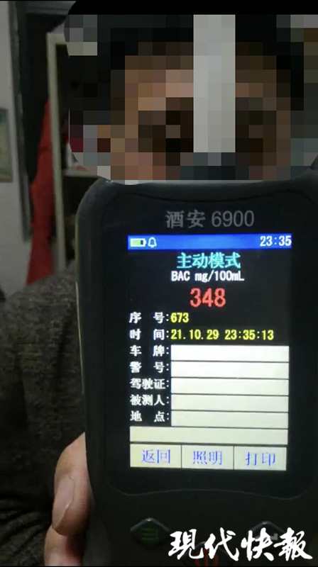 男子酒后驾车接孩子放学,竟开到高速上睡着了