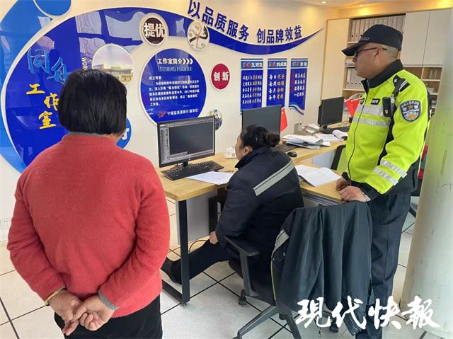 这也能忘？丈母娘服务区去了趟厕所，女婿竟把车开跑了