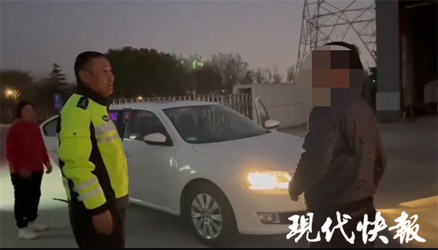 这也能忘？丈母娘服务区去了趟厕所，女婿竟把车开跑了