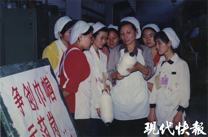 百年前的牌坊、67年前女子篮球队合影……老照片里，扬州女性展风采
