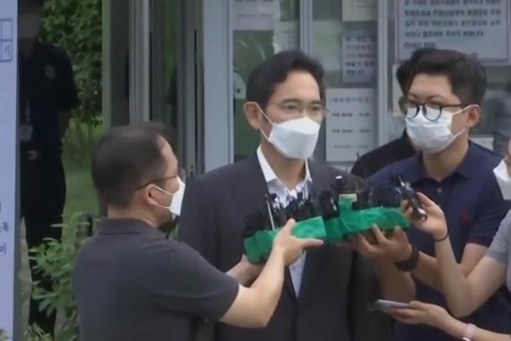 三星掌门人李在镕获假释后,今日将再次出庭受审