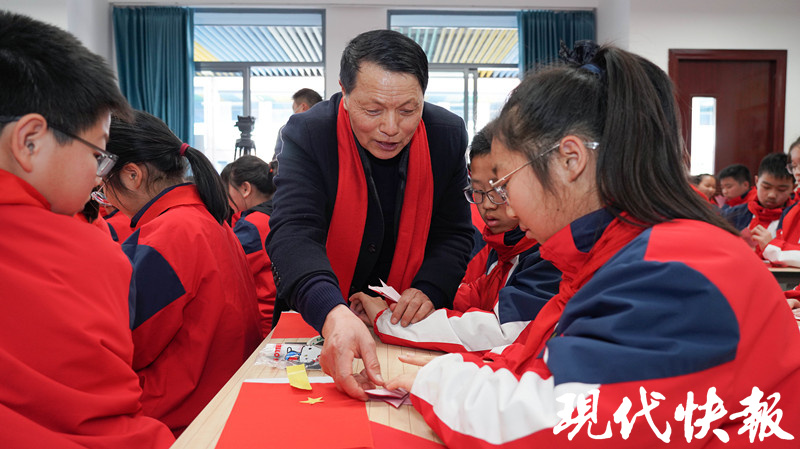 迎全国两会，海安非遗传承人制作主题剪纸