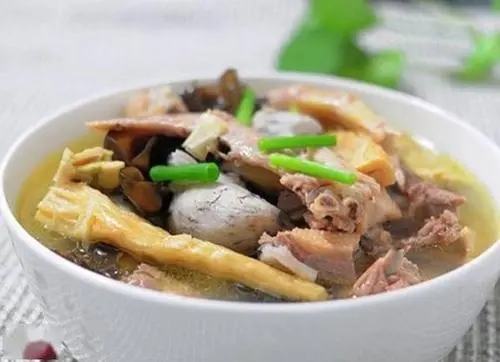 春天煲鸭汤什么材料好