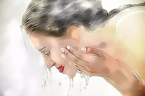 要想夏季晒不黑？选好防晒乳，拒做小黑人~