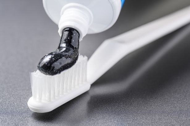 木炭牙膏能美白牙齿?研究发现:这些产品可能会导致牙齿磨损