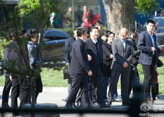 访北大告诫大学生：当官就不要想发财
