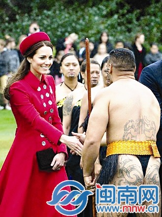 英国凯特王妃与露臀“裸男”握手照遭疯传