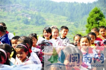 闽南网走进贵州爱心助学昨收爱心款3900元