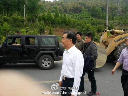 汪洋因道路拥堵下车步行前往宝兴县(图)