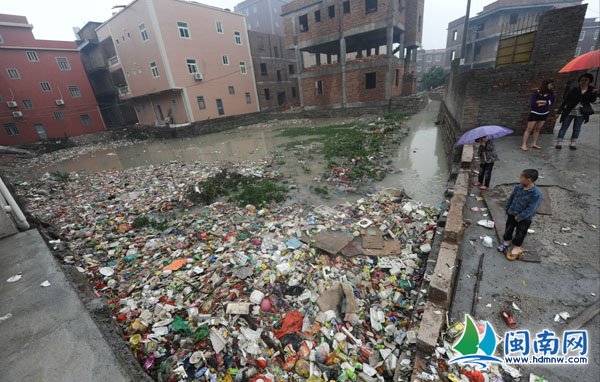 泉州普降大雨 多地区出现积水现象