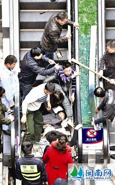 中闽百汇9岁女童手被卷入扶梯 多处骨折