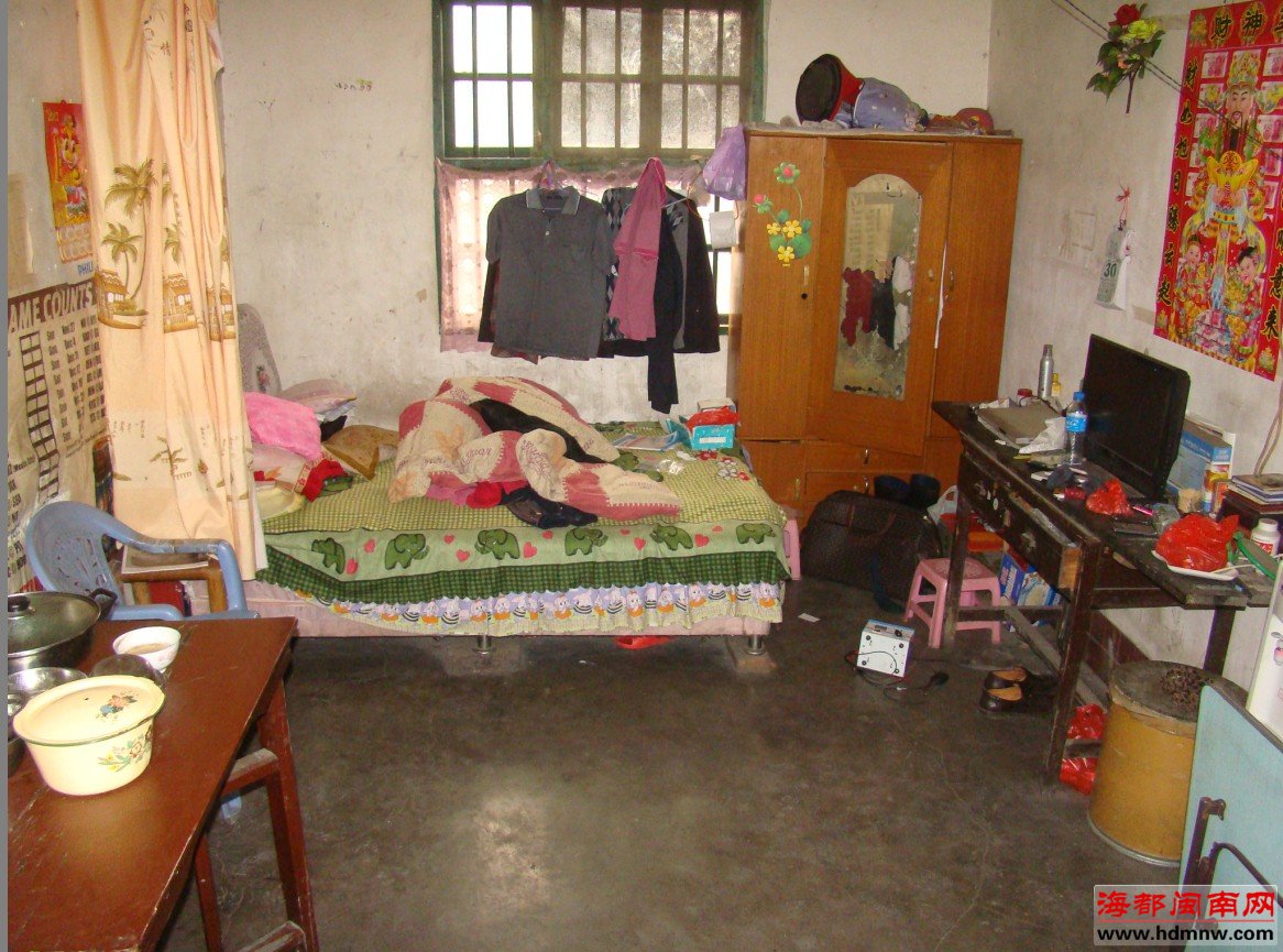 男子失控举刀砍妻 血洒百米路面