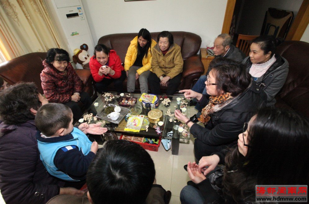 粘阿姨家的茶话会非常火 连新门社区居委会都来取经