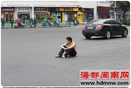 男子为求车费闹市脱衣拦车