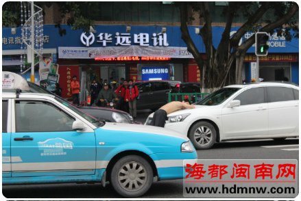 男子为求车费闹市脱衣拦车