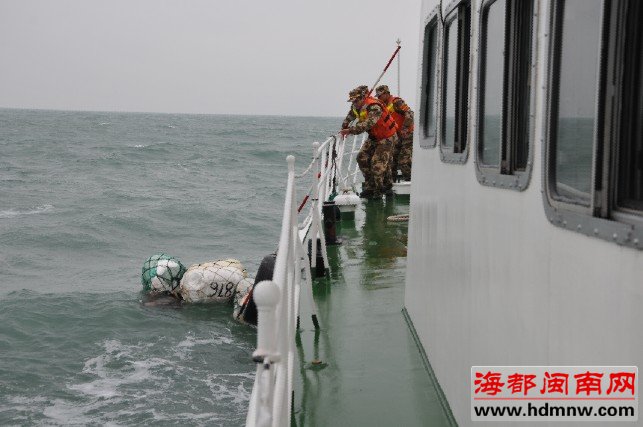 渔船崇武倾覆2死4失踪 2人紧抱泡沫获救