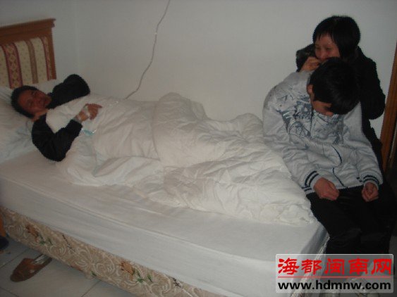 渔船崇武倾覆2死4失踪 2人紧抱泡沫获救