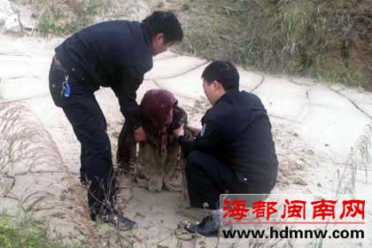 整整一天一夜 七旬阿婆被一“吸人”泥潭齐胸困住