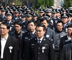 千人送别安溪追贼英雄 木森同学说：会代他照顾父母