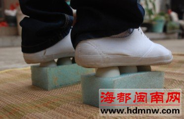 漳州小伙轻功了得 脚踩鸭蛋火柴盒都不破