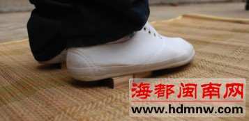 漳州小伙轻功了得 脚踩鸭蛋火柴盒都不破