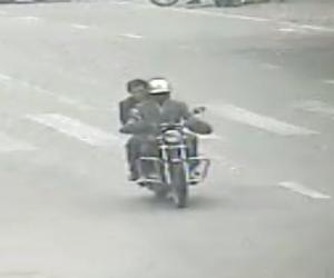 银行门口 两男抢走储户4万