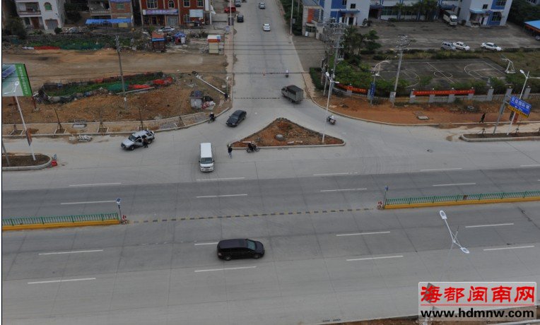 洛江怪异路口：左拐先逆行