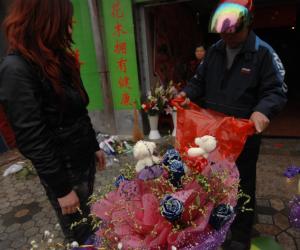 “蓝色妖姬”竟是染色妖姬