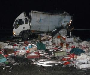 疲劳驾驶追尾前车 车上海鲜撒满高速