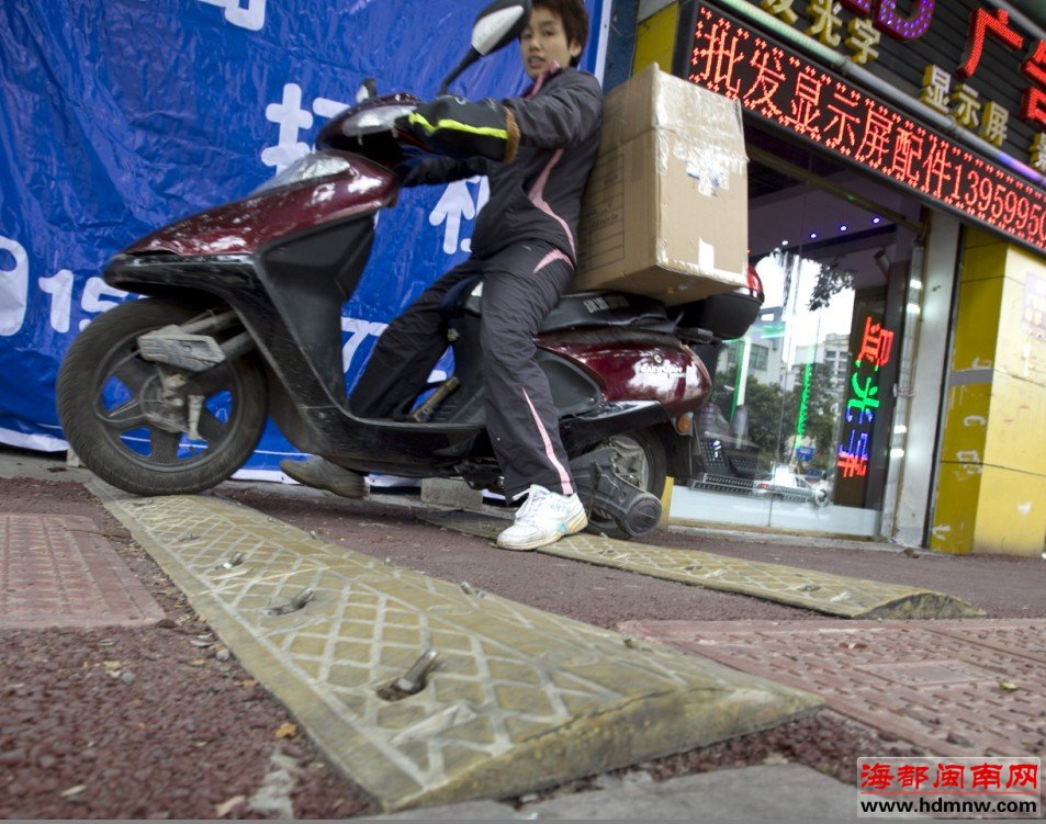 市区两处减速带有点怪：该设的没设，不该设乱设？