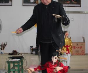 木偶有才 能挥毫书法拉拉京胡