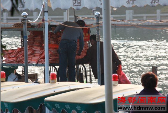 泉州西湖公园救生衣长灰尘 游客上船索要被拒