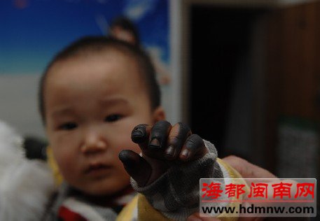 两岁小孩拿一元硬币玩 硬币为啥突然      了？