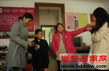 本报给“爱心妈妈之家”的6个苦孩子送去过年新衣